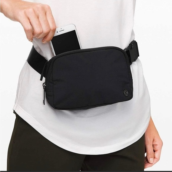 Lululemon Everywhere Belt Bag (1L) - EUC - Picture 6 of 6